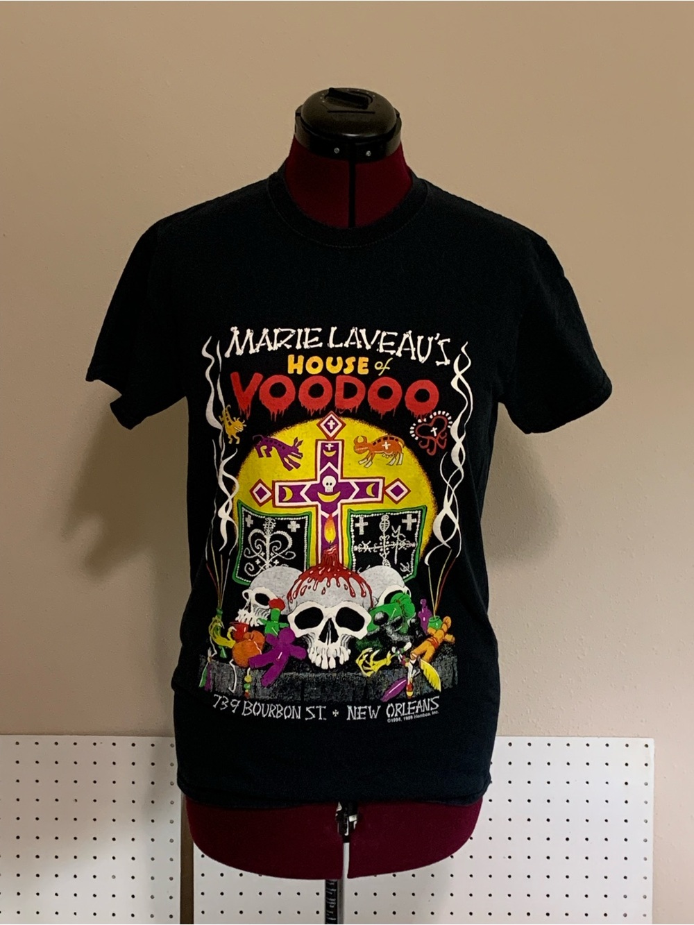 Gildan Black Tee house of voodoo New Orleans